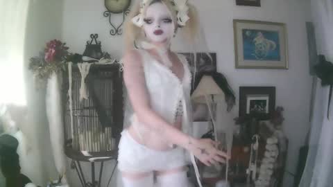 vampire fang  online show from October 2025 07:38:01 PM
