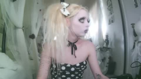 vampire fang  online show from November 2025 07:49:02 PM