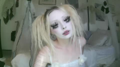 Snapshot of bl0odsyring3 chatting on April 2026 06:53:02 PM vampire fang online show from April 2026 06:53:02 PM