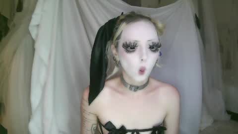 Snapshot of bl0odsyring3 chatting on April 2026 06:12:01 PM vampire fang online show from April 2026 06:12:01 PM