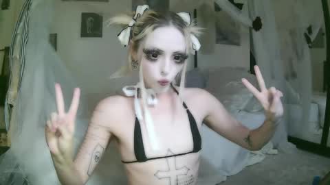 Snapshot of bl0odsyring3 chatting on April 2026 04:52:01 PM vampire fang online show from April 2026 04:52:01 PM