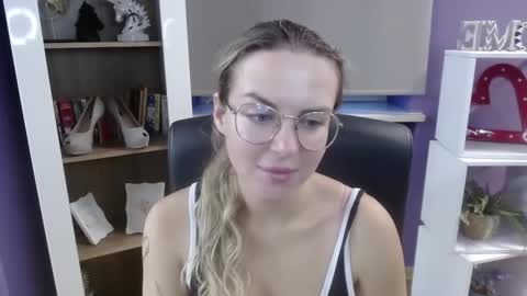 Z O E Y online show from September 2025 04:23:01 AM