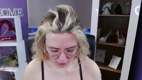 Z O E Y online show from March 2026 05:48:02 AM