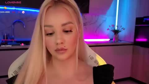 Lana online show from October 2025 08:11:01 AM