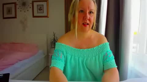 Nicole online show from April 2026 04:37:01 PM