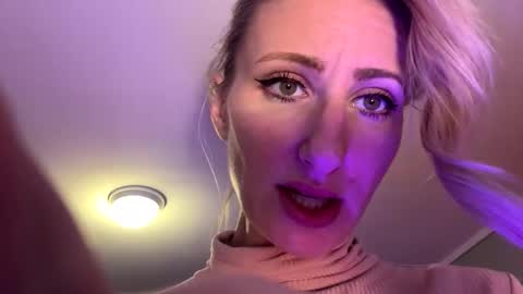 Gia  online show from November 2025 06:37:02 PM