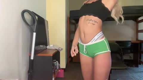 Snapshot of blondebunny88 chatting on September 2025 04:17:01 PM Blondebunnyx online show from September 2025 04:17:01 PM