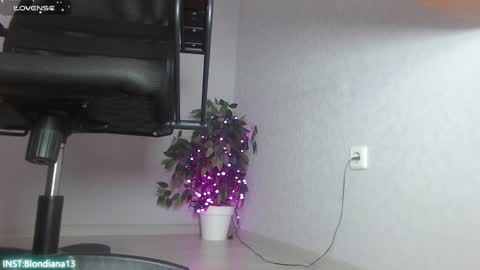 Im Di. I smell naked even when Im dressed. online show from December 2024 04:09:01 PM