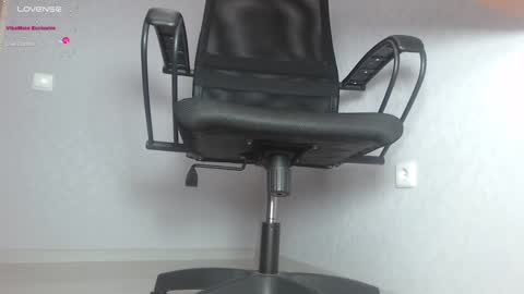 Im Di. I smell naked even when Im dressed. online show from January 2025 12:56:01 PM