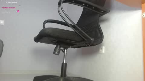 Im Di. I smell naked even when Im dressed. online show from March 2025 01:35:02 PM