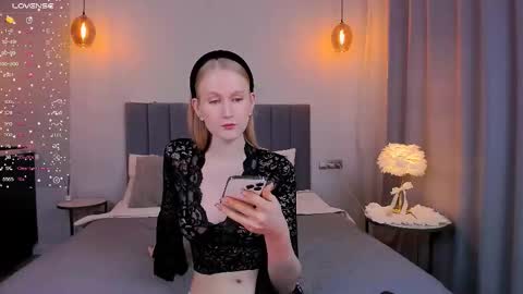 Snapshot of blondiemermaid chatting on February 2025 07:39:01 PM Mia online show from February 2025 07:39:01 PM