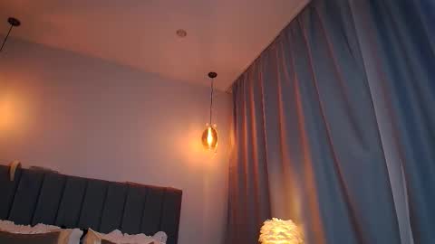 Mia online show from December 2025 09:43:01 PM