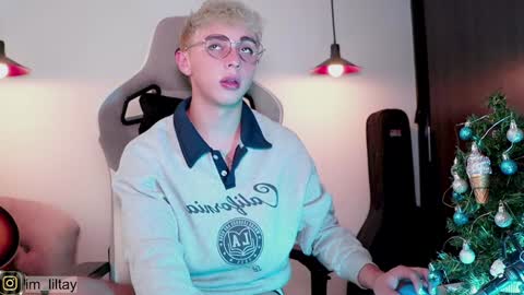 Snapshot of blue_boy_1 chatting on December 2024 09:50:01 PM TAY online show from December 2024 09:50:01 PM