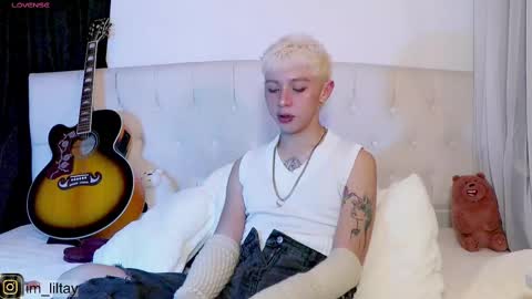 Snapshot of blue_boy_1 chatting on March 2025 02:41:01 AM TAY online show from March 2025 02:41:01 AM