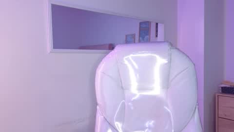 Snapshot of bluee_hazell chatting on November 2025 11:27:02 AM online show from November 2025 11:27:02 AM