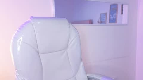 Snapshot of bluee_hazell chatting on November 2025 12:42:01 PM online show from November 2025 12:42:01 PM