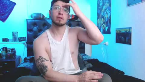 Snapshot of brad_hot_boy chatting on December 2024 05:15:01 PM brad hot boy online show from December 2024 05:15:01 PM