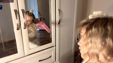 Mia   online show from April 2026 07:47:02 AM