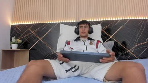 Snapshot of bruno_fox_ chatting on June 2026 07:25:01 PM Bruno online show from June 2026 07:25:01 PM