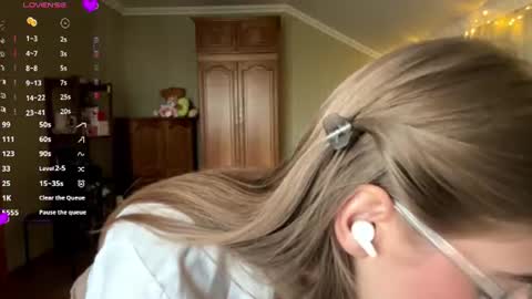 Snapshot of bumblebliss chatting on June 2026 01:54:02 PM Mary online show from June 2026 01:54:02 PM