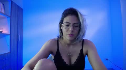 Candy Dowson online show from November 2025 06:43:01 PM