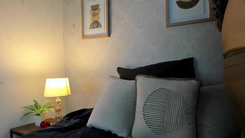 Snapshot of caroline_dh chatting on November 2025 11:33:02 AM Caroline online show from November 2025 11:33:02 AM