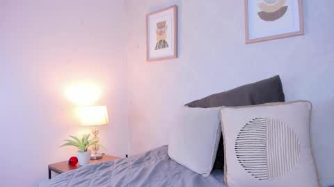 Snapshot of caroline_dh chatting on November 2025 11:32:02 AM Caroline online show from November 2025 11:32:02 AM