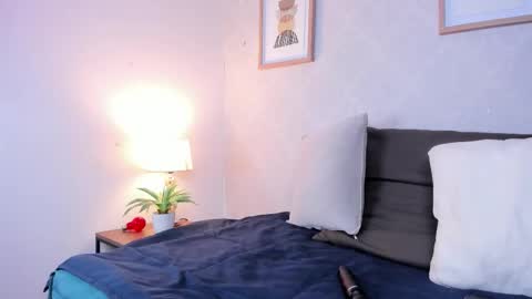 Snapshot of caroline_dh chatting on November 2025 11:32:02 AM Caroline online show from November 2025 11:32:02 AM