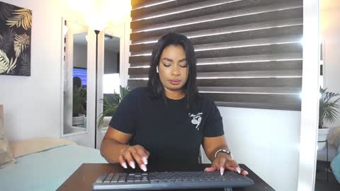 C A R O L I N E online show from January 2025 02:22:01 PM