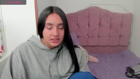 caroline_rodriguez_9 online show from November 2025 04:09:01 PM