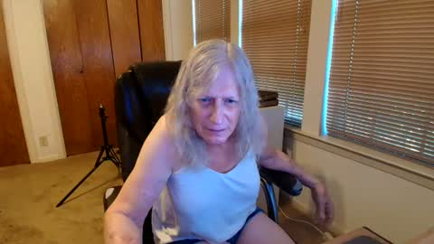 Snapshot of carrie_linn chatting on June 2026 06:02:01 PM carrie_linn online show from June 2026 06:02:01 PM