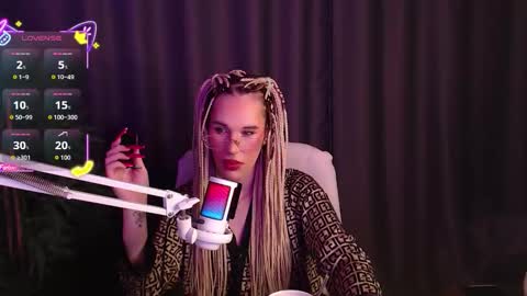 Cassie online show from November 2025 07:00:02 AM