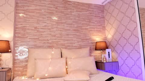 CatalinnaThompson online show from December 2024 04:06:01 PM