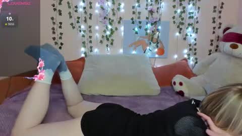 cattie_w_ online show from October 2025 01:35:01 AM