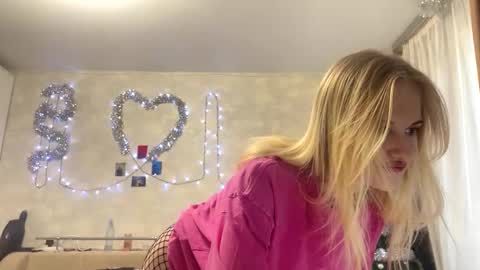 Snapshot of celenfomes chatting on December 2025 07:47:01 AM Selene online show from December 2025 07:47:01 AM