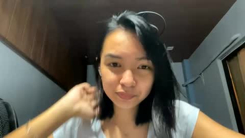 Snapshot of charamaracle chatting on April 2026 01:41:01 PM Elly online show from April 2026 01:41:01 PM