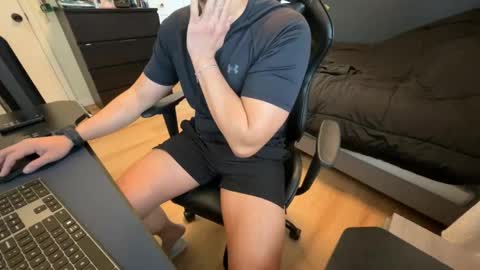 charliekkw online show from April 2026 07:03:01 PM