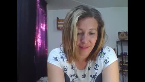 Snapshot of charlot_ponze chatting on December 2024 10:52:01 PM charlott online show from December 2024 10:52:01 PM