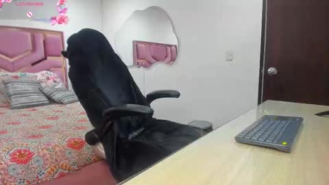 Snapshot of charlote_horny chatting on November 2025 11:44:01 AM Charlote online show from November 2025 11:44:01 AM