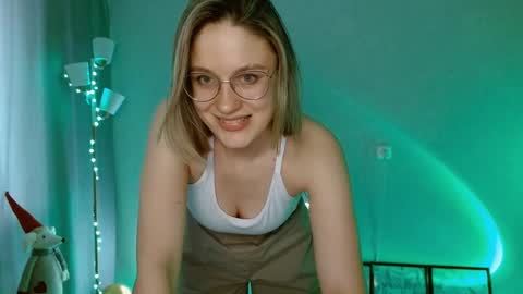 Snapshot of charming_beauty chatting on January 2025 03:23:01 AM Michelle online show from January 2025 03:23:01 AM
