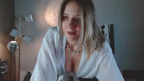 Snapshot of charming_beauty chatting on June 2026 06:25:01 AM Michelle online show from June 2026 06:25:01 AM