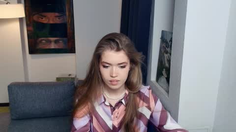 Mia  online show from April 2026 07:20:02 AM