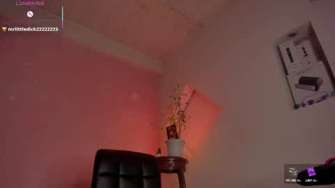 chloe_cooperr online show from October 2025 10:30:01 PM