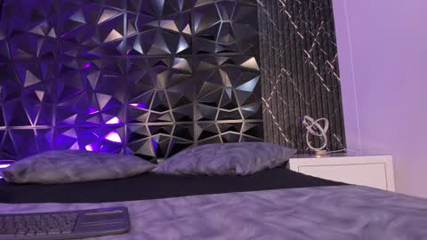 chloegils online show from December 2025 01:27:01 PM