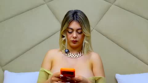 Snapshot of chloevee chatting on May 2026 05:04:01 AM Chloe Vee online show from May 2026 05:04:01 AM