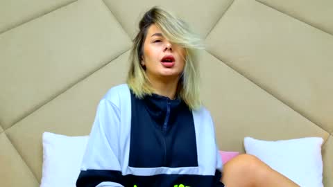 Snapshot of chloevee chatting on May 2026 05:15:02 AM Chloe Vee online show from May 2026 05:15:02 AM
