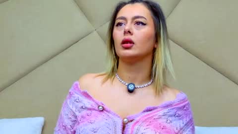 Snapshot of chloevee chatting on May 2026 05:13:01 AM Chloe Vee online show from May 2026 05:13:01 AM