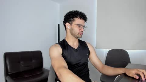 Im Chirs IM MODEL INDEPENDT online show from October 2025 03:52:01 PM