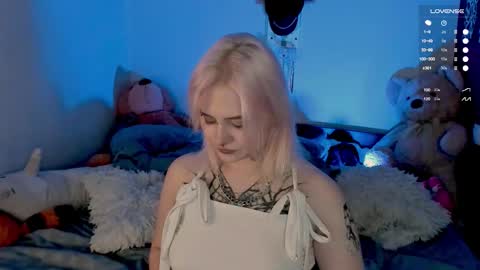 Snapshot of cigaretteduringsex chatting on October 2025 01:33:02 PM Helen and Teya online show from October 2025 01:33:02 PM