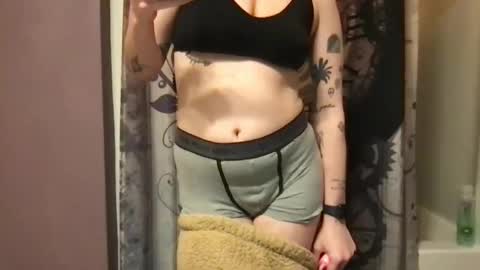 Snapshot of cinnamonpeaches chatting on February 2025 01:31:01 AM Carmen online show from February 2025 01:31:01 AM